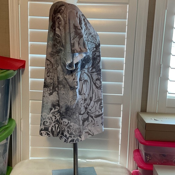 Women's Short Sleeve V-Neck Top - Gray Pattern - Picture 2 of 5